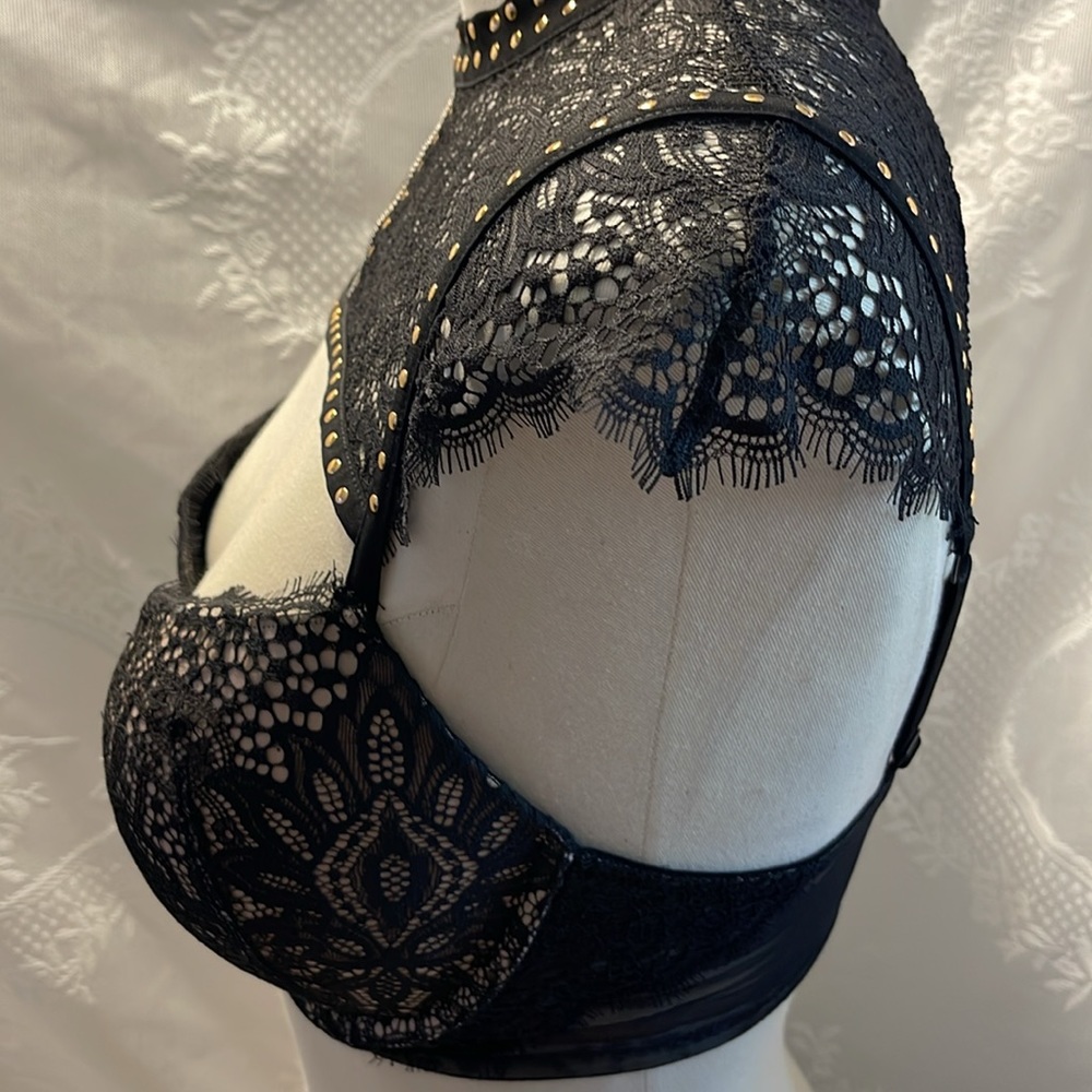 Victoria’s Secret Very Sexy High Neck Push up Bra
Brand New (NOS)
SIZE 32DD - Picture 5 of 9